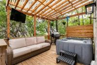 Cozy Coop Casita - Lake Travis-Hot Tub-Tiny House的电视和&#47;或娱乐中心