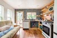 Cozy Coop Casita - Lake Travis-Hot Tub-Tiny House的厨房或小厨房