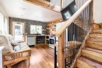 Cozy Coop Casita - Lake Travis-Hot Tub-Tiny House的厨房或小厨房