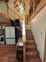 Cozy Coop Casita - Lake Travis-Hot Tub-Tiny House的厨房或小厨房