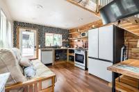 Cozy Coop Casita - Lake Travis-Hot Tub-Tiny House的厨房或小厨房