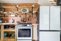 Cozy Coop Casita - Lake Travis-Hot Tub-Tiny House的厨房或小厨房