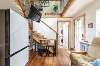 Cozy Coop Casita - Lake Travis-Hot Tub-Tiny House的休息区