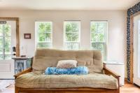Cozy Coop Casita - Lake Travis-Hot Tub-Tiny House的休息区