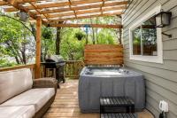 Cozy Coop Casita - Lake Travis-Hot Tub-Tiny House的庭院或其他户外区域