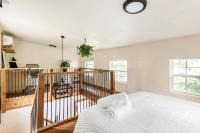 Cozy Coop Casita - Lake Travis-Hot Tub-Tiny House客房内的一张或多张床位