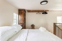 Cozy Coop Casita - Lake Travis-Hot Tub-Tiny House客房内的一张或多张床位