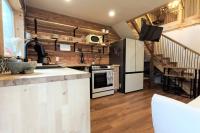 Cozy Coop Casita - Lake Travis-Hot Tub-Tiny House的厨房或小厨房