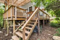 Cozy Coop Casita - Lake Travis-Hot Tub-Tiny House外面的花园
