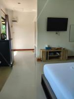 The Lodge at Koh Kood的电视和&#47;或娱乐中心