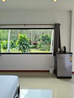 The Lodge at Koh Kood的厨房或小厨房