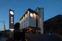 昌原市Hotel Yusurim的两座钟表的建筑物