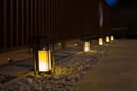 昌原市Hotel Yusurim的火车轨道上一排夜间灯光