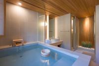 昌原市Hotel Yusurim的一间带浴缸、水槽和卫生间的浴室
