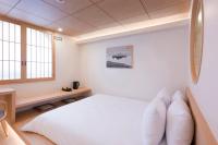 昌原市Hotel Yusurim的一间带床和窗户的白色卧室