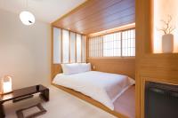 昌原市Hotel Yusurim的一间有床和窗户的小房间
