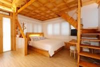 Hanok stay Mokhyang客房内的一张或多张床位