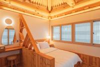 庆州Hanok Stay Seowa的带床、书桌和窗户的卧室