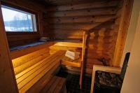 Kosula哈提图维特山林小屋的享有木制桑拿浴室的内部景致