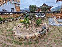 Hanok Stay Seowa外面的花园
