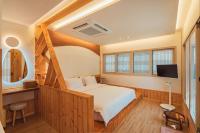 庆州Hanok Stay Seowa的一间带床、书桌和电视的卧室