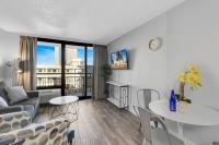 默特尔比奇Captivating Coastal Charm - Oceanview Suite! PG 504的带沙发和桌子的客厅