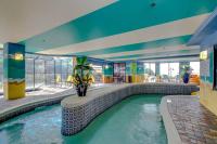 Captivating Coastal Charm - Oceanview Suite! PG 504内部或周边的泳池