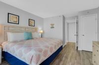 Captivating Coastal Charm - Oceanview Suite! PG 504客房内的一张或多张床位