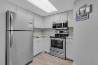 Captivating Coastal Charm - Oceanview Suite! PG 504的厨房或小厨房