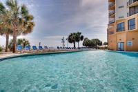 Captivating Coastal Charm - Oceanview Suite! PG 504内部或周边的泳池
