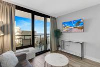 Captivating Coastal Charm - Oceanview Suite! PG 504的电视和&#47;或娱乐中心