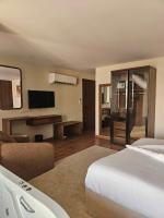 The Home Boutique Hotel Pyramids Inn的电视和/或娱乐中心