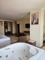 The Home Boutique Hotel Pyramids Inn客房内的一张或多张床位