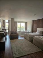 The Home Boutique Hotel Pyramids Inn客房内的一张或多张床位