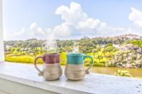默特尔比奇ONE More Sandy Day - 2BR 2BA Beach Condo, Sleeps 6的两个咖啡杯坐在窗台上,享有美景