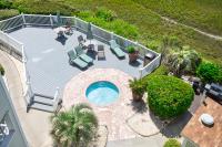 默特尔比奇ONE More Sandy Day - 2BR 2BA Beach Condo, Sleeps 6的享有带游泳池的天井的顶部景致