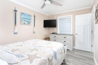 默特尔比奇ONE More Sandy Day - 2BR 2BA Beach Condo, Sleeps 6的一间带床和平板电视的卧室