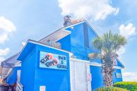 默特尔比奇ONE More Sandy Day - 2BR 2BA Beach Condo, Sleeps 6的蓝色建筑,带有酒吧和烧烤标志