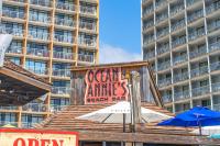 默特尔比奇ONE More Sandy Day - 2BR 2BA Beach Condo, Sleeps 6的带有读取海洋动物海滩酒吧标志的建筑