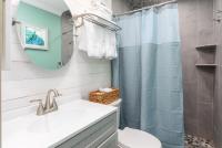 ONE More Sandy Day - 2BR 2BA Beach Condo, Sleeps 6的一间浴室
