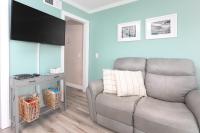 ONE More Sandy Day - 2BR 2BA Beach Condo, Sleeps 6的电视和&#47;或娱乐中心
