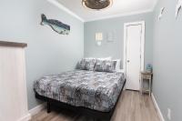 ONE More Sandy Day - 2BR 2BA Beach Condo, Sleeps 6客房内的一张或多张床位