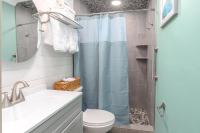ONE More Sandy Day - 2BR 2BA Beach Condo, Sleeps 6的一间浴室