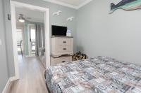 ONE More Sandy Day - 2BR 2BA Beach Condo, Sleeps 6客房内的一张或多张床位