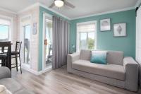 ONE More Sandy Day - 2BR 2BA Beach Condo, Sleeps 6的休息区