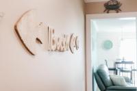 ONE More Sandy Day - 2BR 2BA Beach Condo, Sleeps 6的休息区