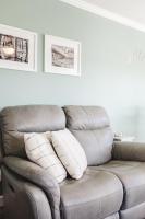 ONE More Sandy Day - 2BR 2BA Beach Condo, Sleeps 6的休息区