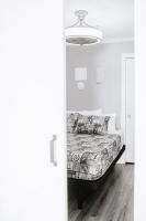 ONE More Sandy Day - 2BR 2BA Beach Condo, Sleeps 6客房内的一张或多张床位