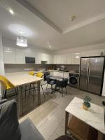 Luxury Labone Edge 2-bedroom apartment in Accra - FiveHills homes的厨房或小厨房