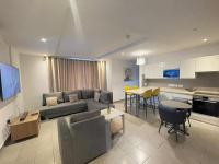 Luxury Labone Edge 2-bedroom apartment in Accra - FiveHills homes的休息区